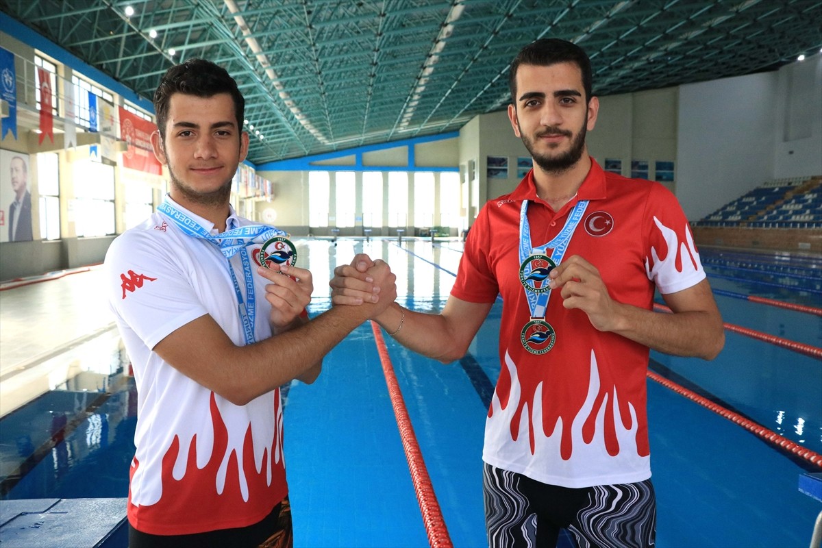 Elazığ'da yaşayan işitme engelli kardeşler Ali (solda) ve Siraç Efe (sağda) Özyalçın, Tokyo 2025...