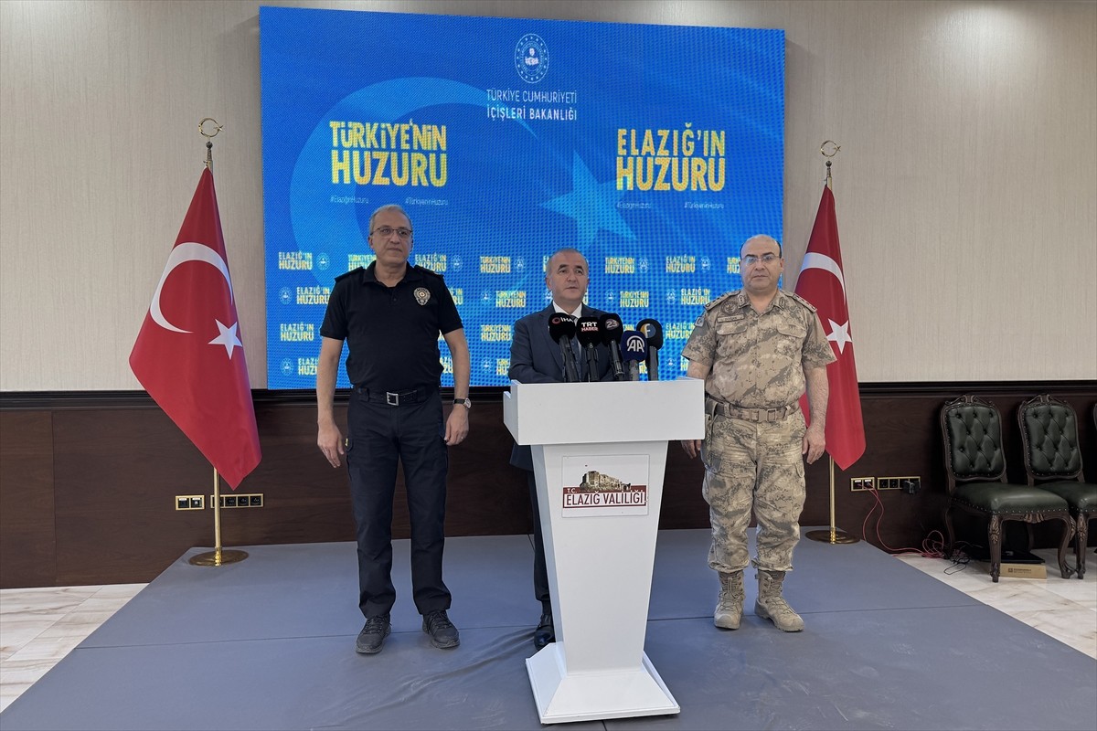 Elazığ Valisi Numan Hatipoğlu (ortada), Valilik Toplantı Salonu'nda düzenlenen "Huzur, Asayiş ve...