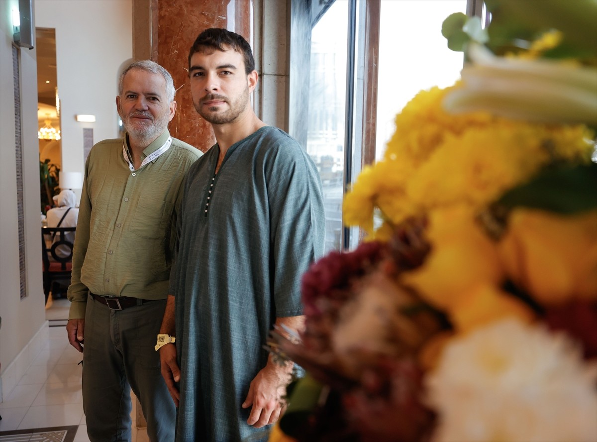 Endülüs Müslümanlarının 500 yıl önceki at sırtında yaptıkları hac yolculuğu geleneğini...