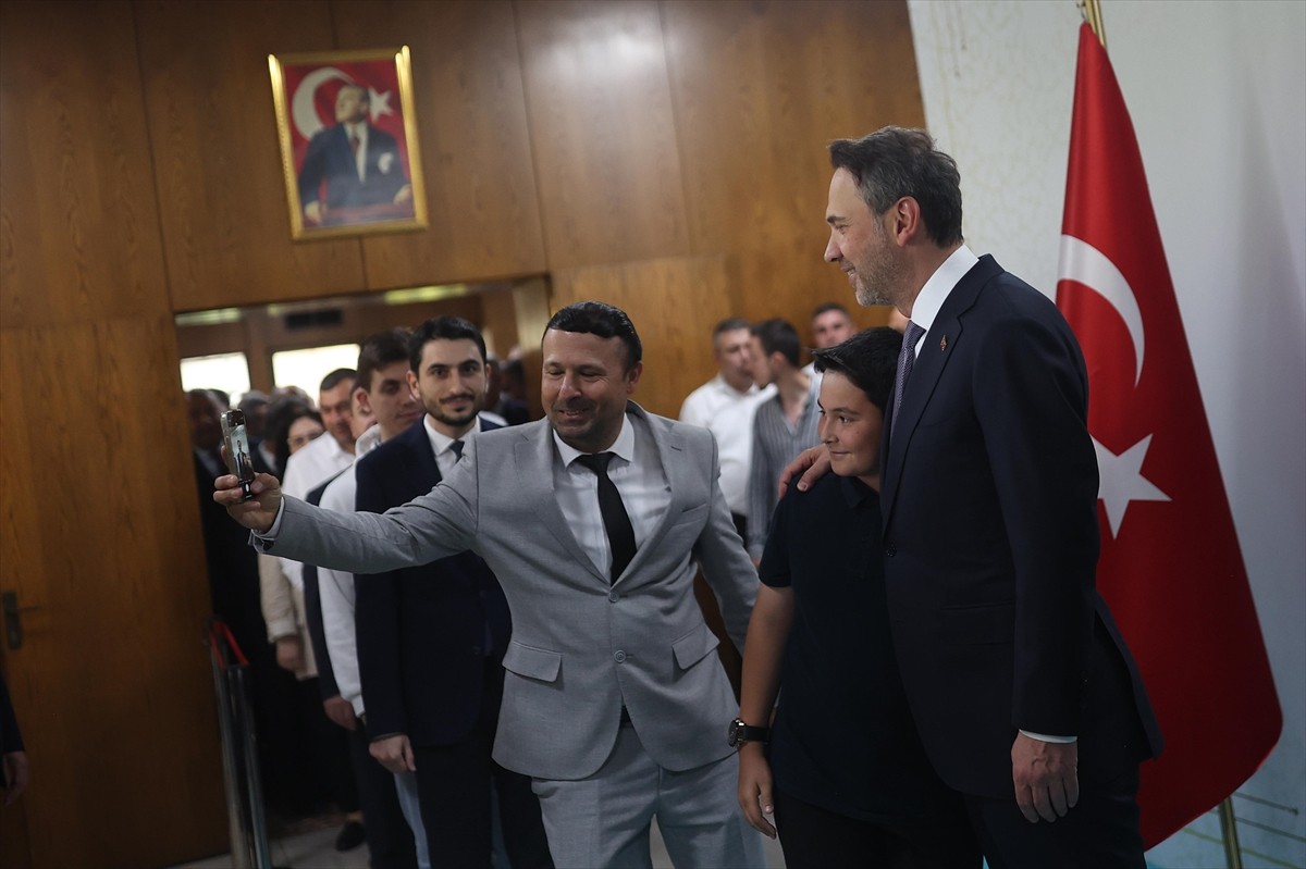 Enerji ve Tabii Kaynaklar Bakanı Alparslan Bayraktar, Bakanlık personeliyle bayramlaştı.