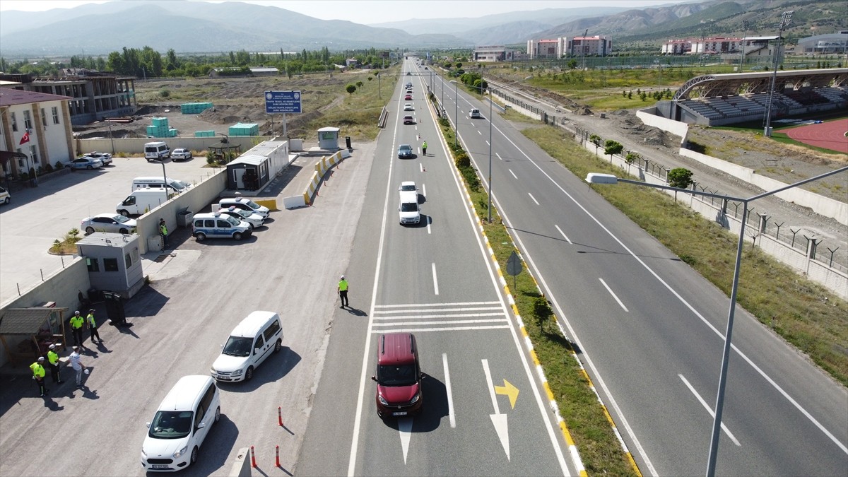 Erzincan'da polis ekipleri, Kurban Bayramı tatili dolayısıyla sıklaştırılan trafik denetimlerini...