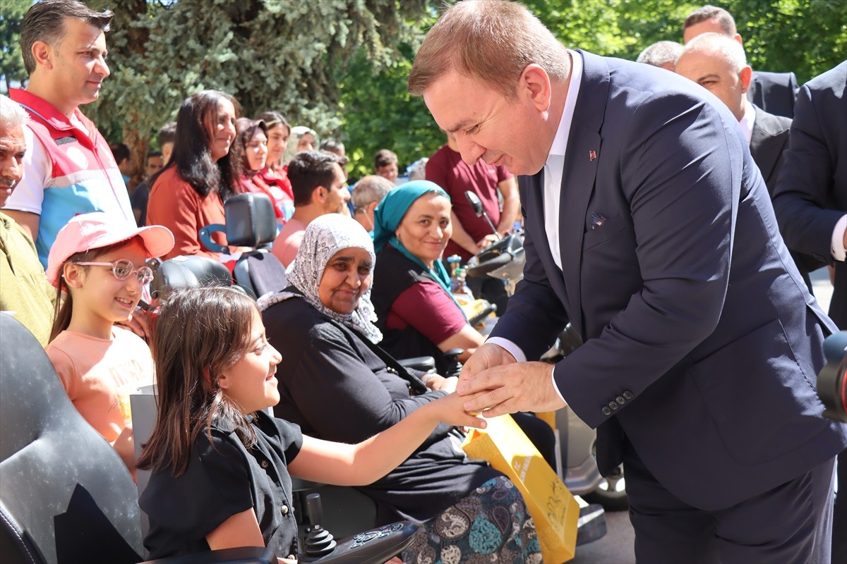 Erzincan Valiliği öncülüğünde, hayırsever iş insanının desteğiyle engelli vatandaşlara akülü araç...