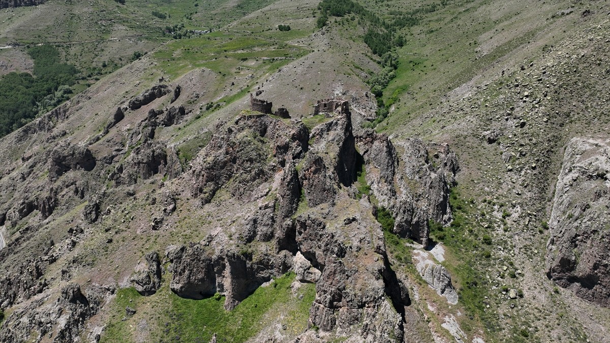 Erzurum'da 2006 yılında "Korunması gereken kültür varlığı" olarak tescil edilen Kaleboynu Kalesi...