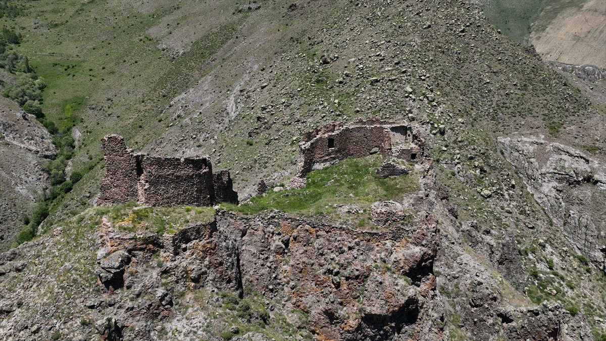 Erzurum'da 2006 yılında "Korunması gereken kültür varlığı" olarak tescil edilen Kaleboynu Kalesi...
