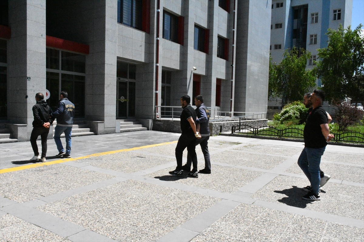 Erzurum'da çorbacıda "yan bakma" nedeniyle 4 kişinin yaralandığı bıçaklı kavgaya ilişkin gözaltına...