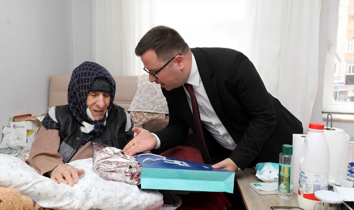 Erzurum'da Kurban Bayramı öncesinde ihtiyaç sahibi yaşlıların evlerini temizleyip saç kesimlerini...