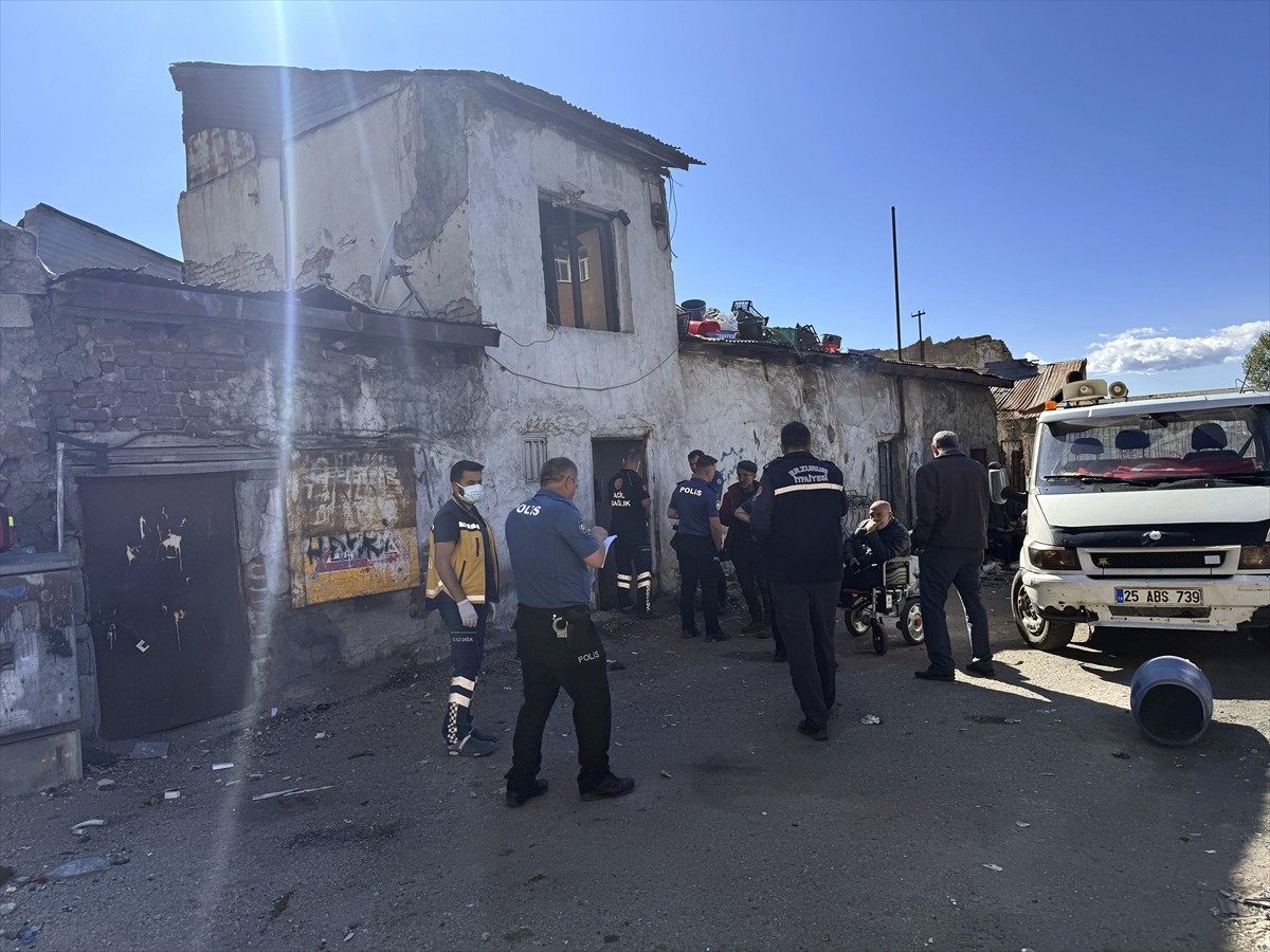 Erzurum'da yalnız yaşayan 62 yaşındaki kişi, evinde ölü bulundu.