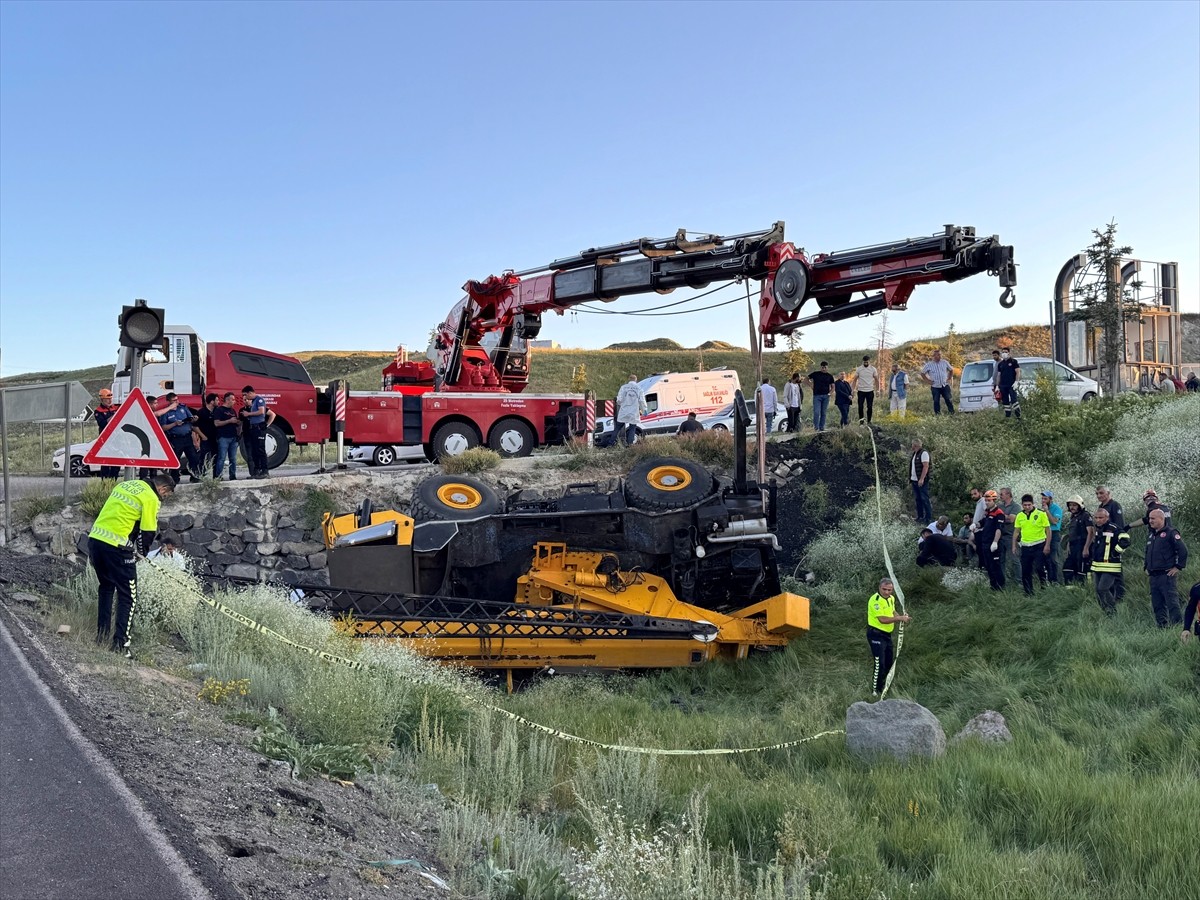 Erzurum'da, yol kenarına devrilen vinçten atlayarak kurtulmaya çalışırken aracın altında kalan...