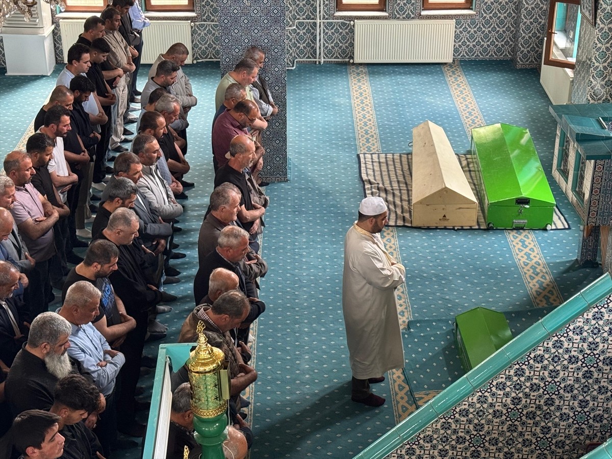 Erzurum'un Karayazı ilçesinde, otomobilin dereye yuvarlandığı kazada hayatını kaybeden aynı...