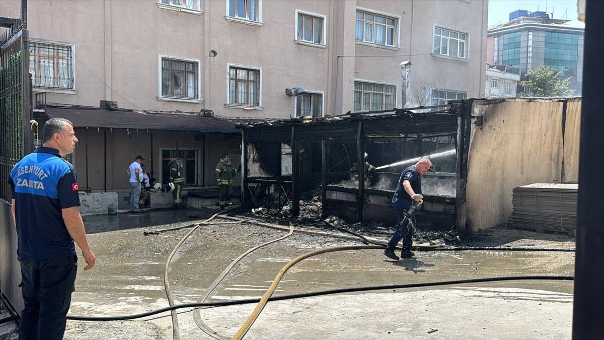Esenyurt'ta özel erkek öğrenci yurdunun bahçesindeki kulübe, çıkan yangında kullanılamaz hale...