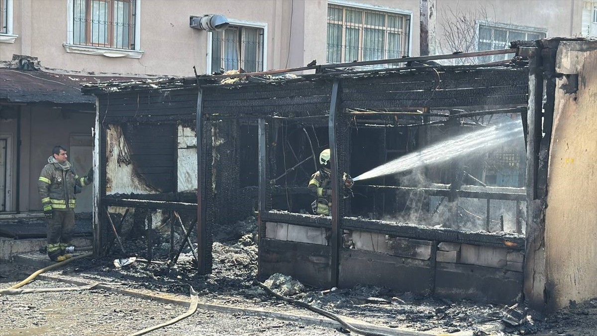 Esenyurt'ta özel erkek öğrenci yurdunun bahçesindeki kulübe, çıkan yangında kullanılamaz hale...