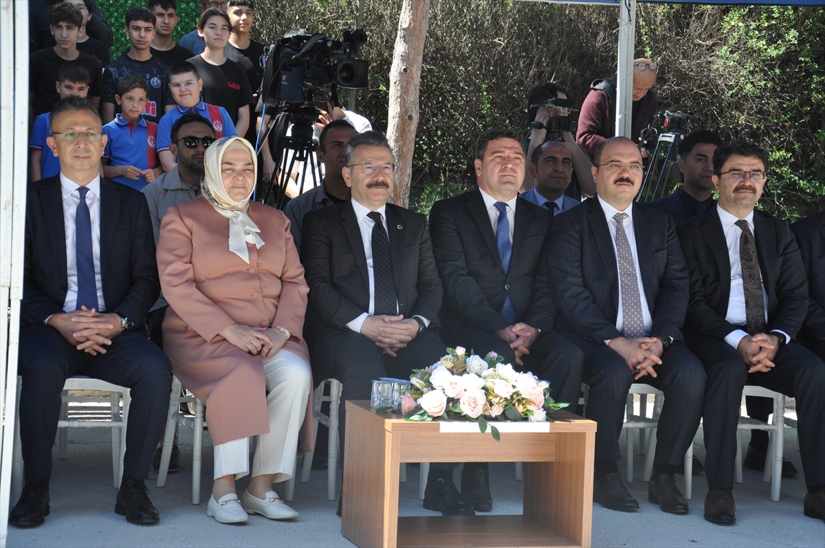 Eskişehir'de kamu kaynaklarıyla inşası tamamlanan Anadolu İmam Hatip Lisesi düzenlenen törenle...
