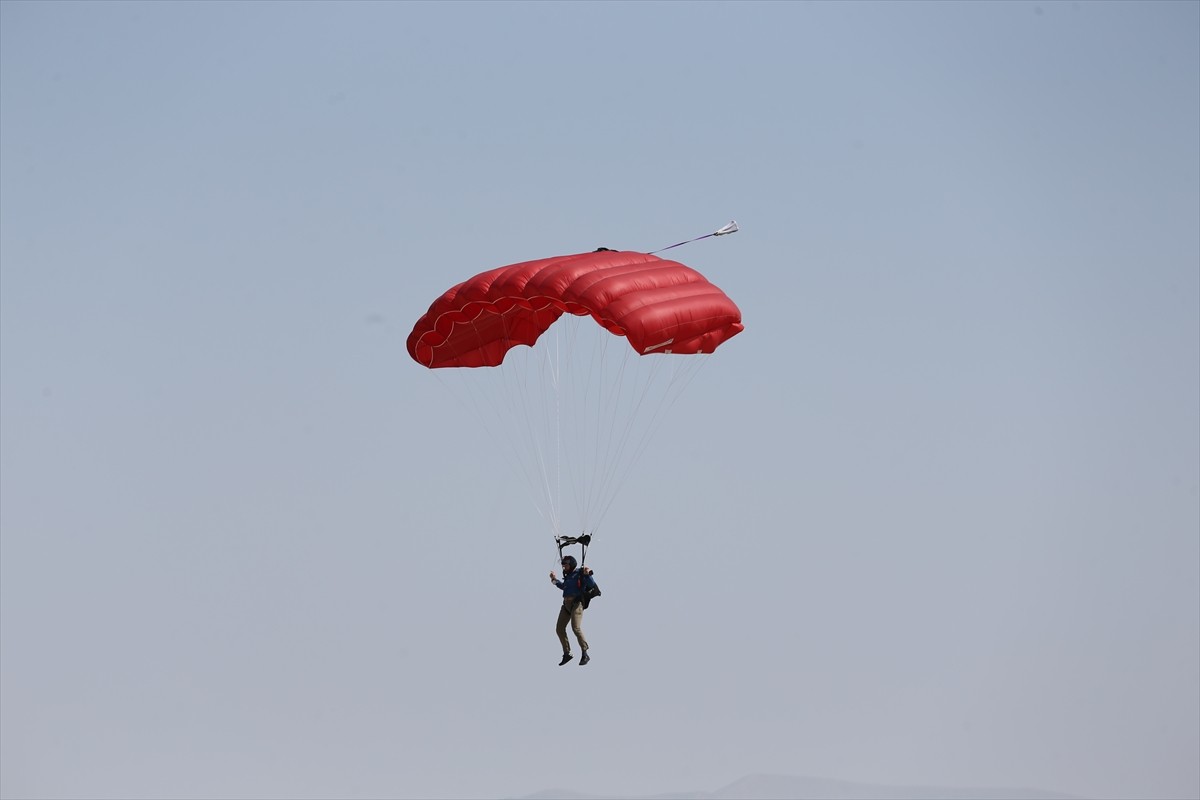 Eskişehir'de, Sivrihisar Havacılık Kulübü Derneğince bu yıl 6'ncısı düzenlenen "Model Uçak ve...