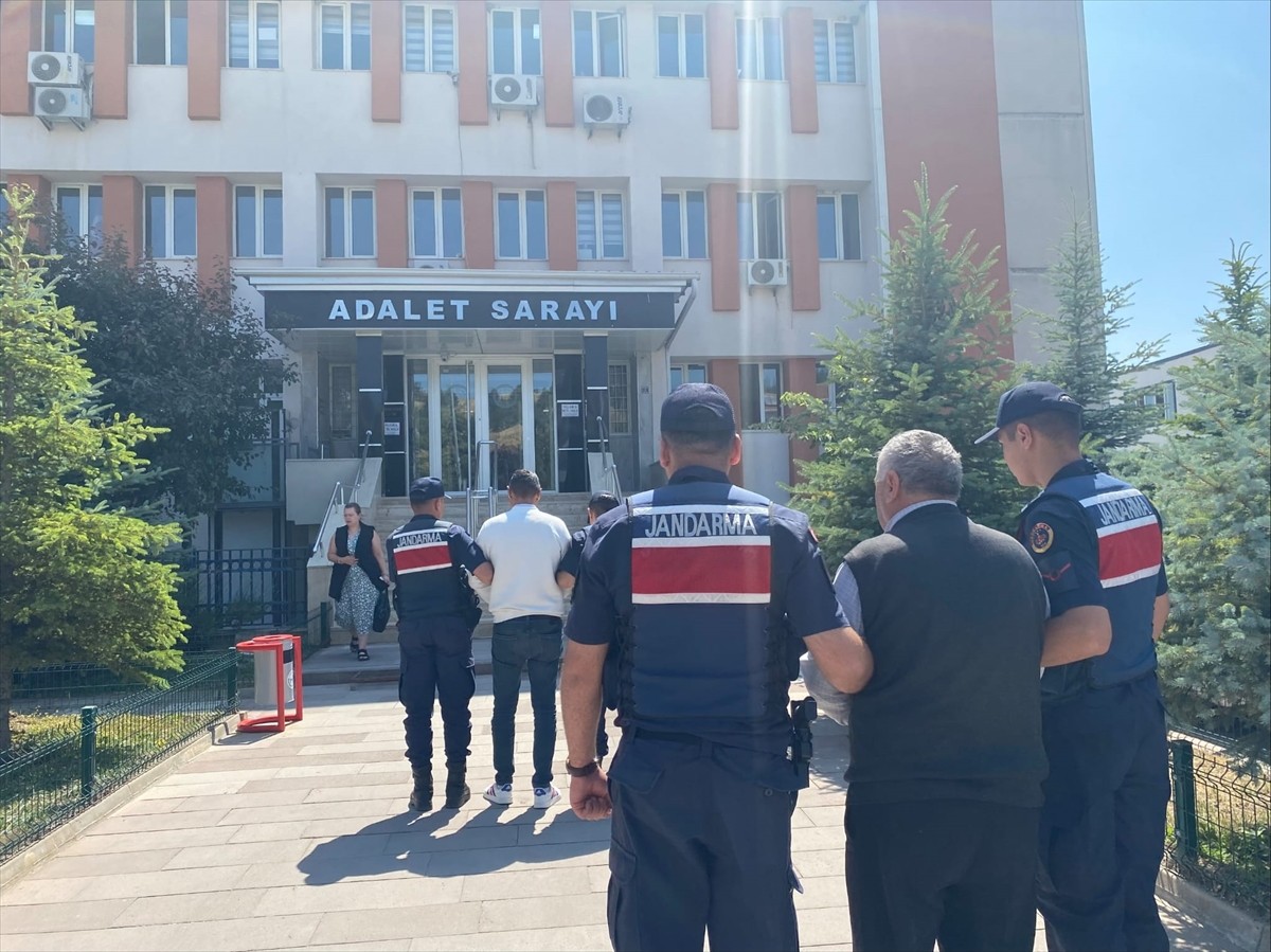 Eskişehir'in İnönü ilçesinde düzenlenen tefecilik operasyonunda gözaltına alınan 2 zanlı...