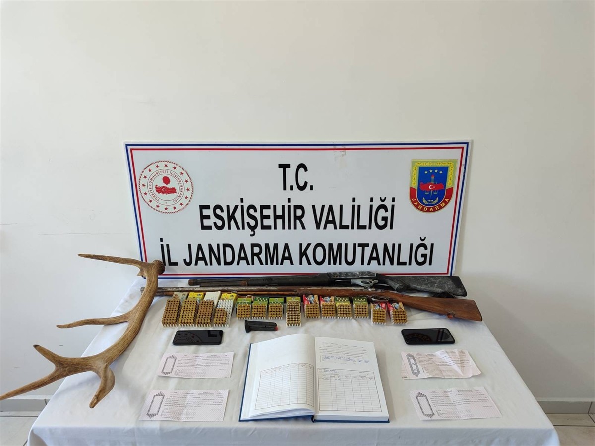 Eskişehir'in İnönü ilçesinde düzenlenen tefecilik operasyonunda gözaltına alınan 2 zanlı...
