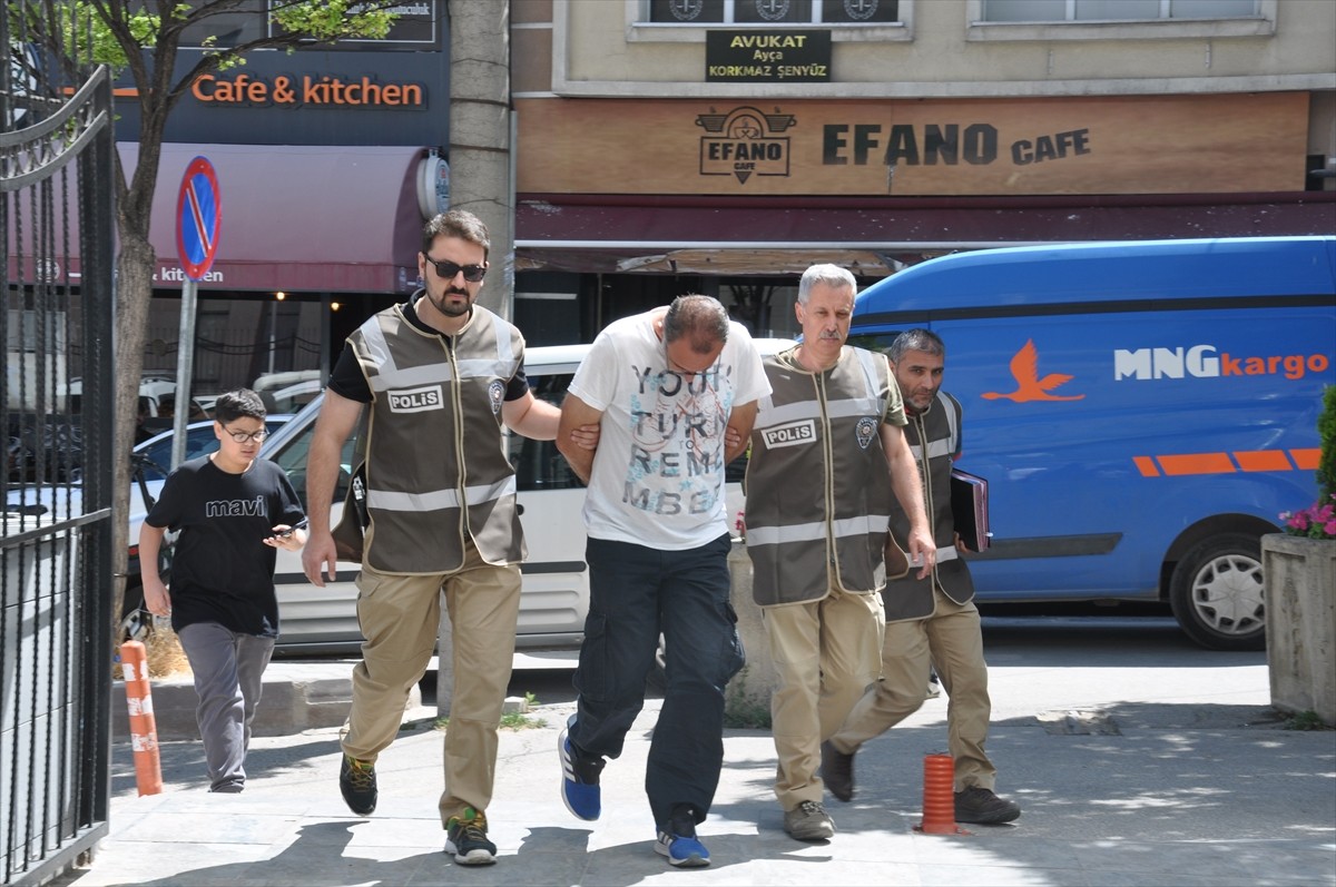 Eskişehir'in Odunpazarı ilçesinde ortağına ait köpeğe şiddet uyguladığı öne sürülen şüpheli...