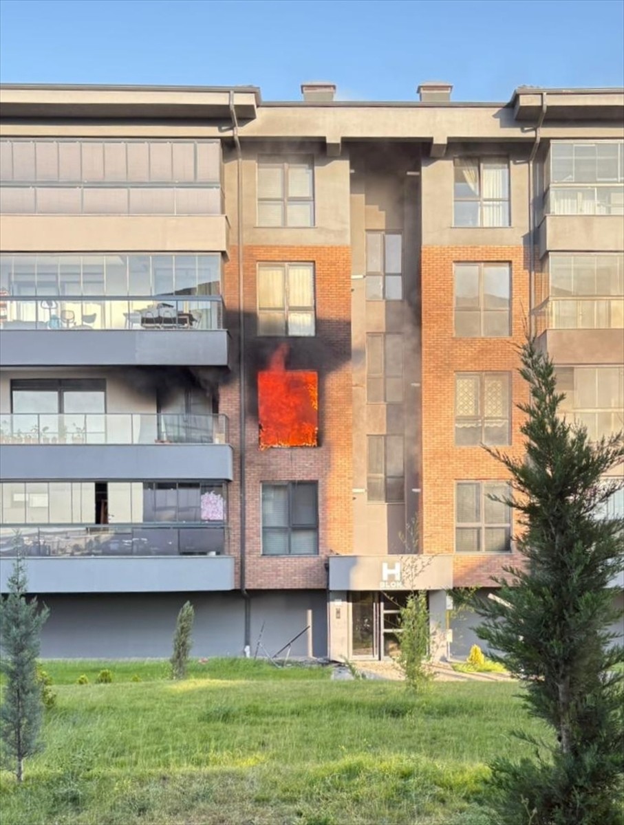 Eskişehir'in Tepebaşı ilçesindeki bir evde buzdolabından çıkan yangında dumandan etkilenen 3 kişi...