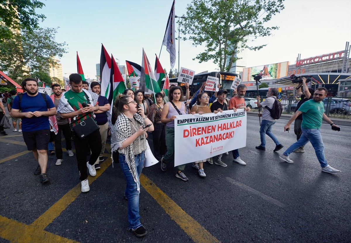 Filistin Eylem Komitesi üyeleri, İsrail'in Gazze'ye ve İran'a yönelik saldırılarını bu ülkenin...