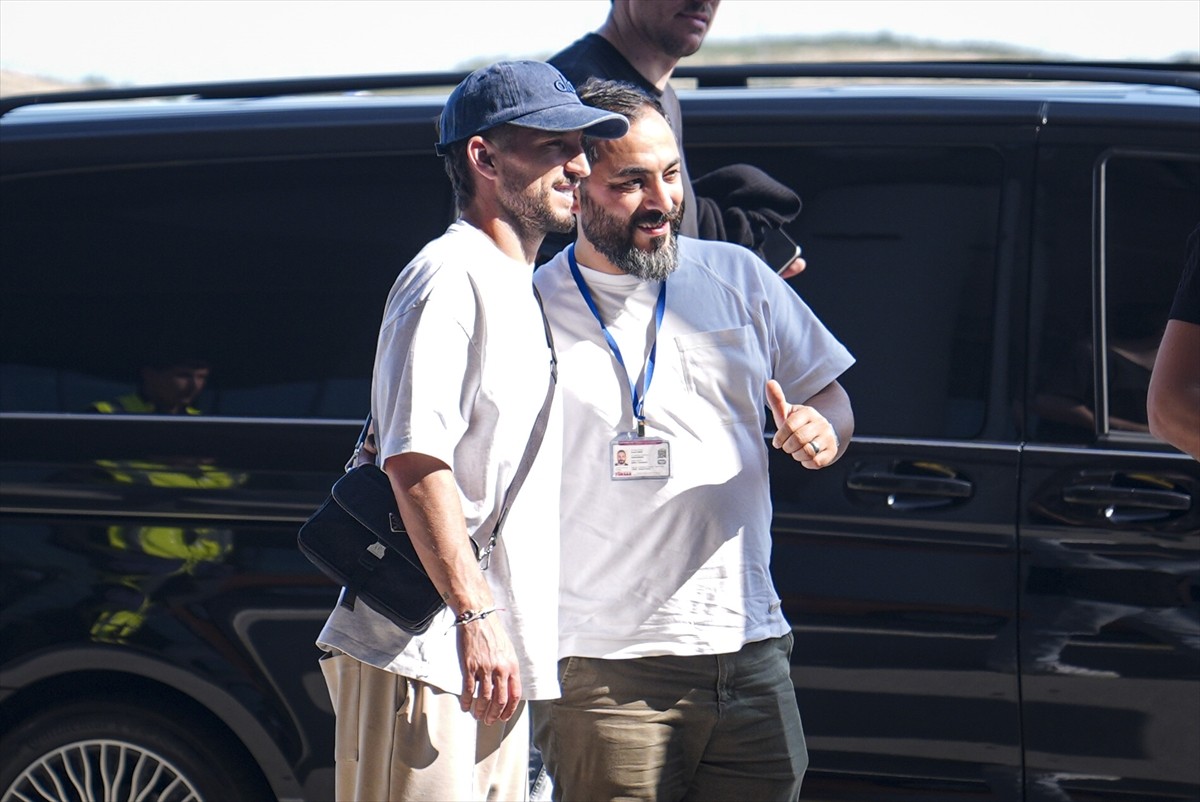 Galatasaray ile sözleşmesi sona eren Belçikalı forvet Dries Mertens (sağ 2), İstanbul...