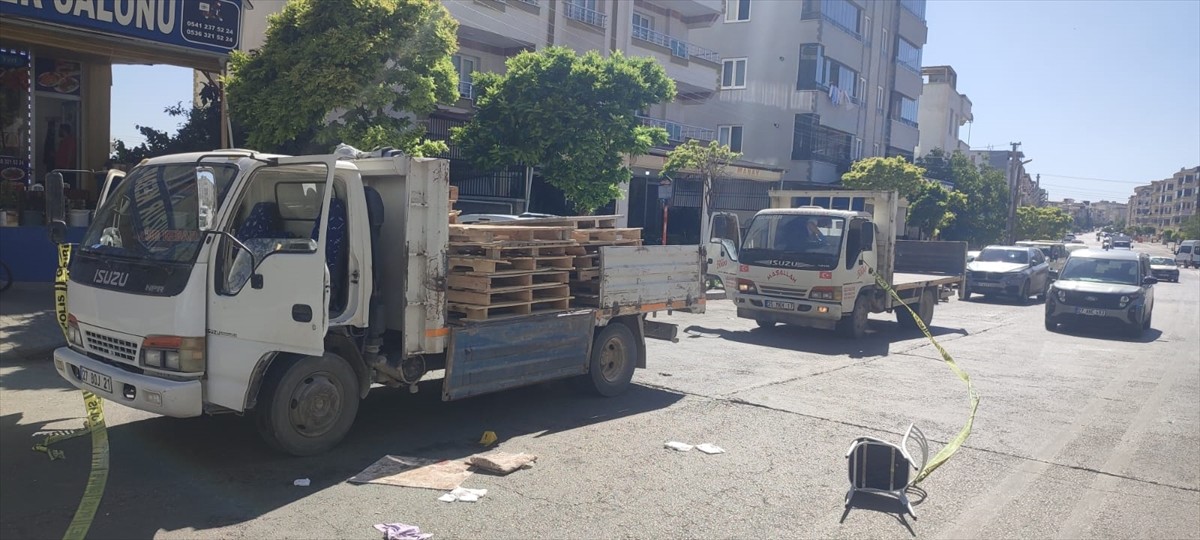 Gaziantep'in Şehitkamil ilçesinde çıkan kavgada bıçaklanan kişi hayatını kaybetti. Polis ekipleri...