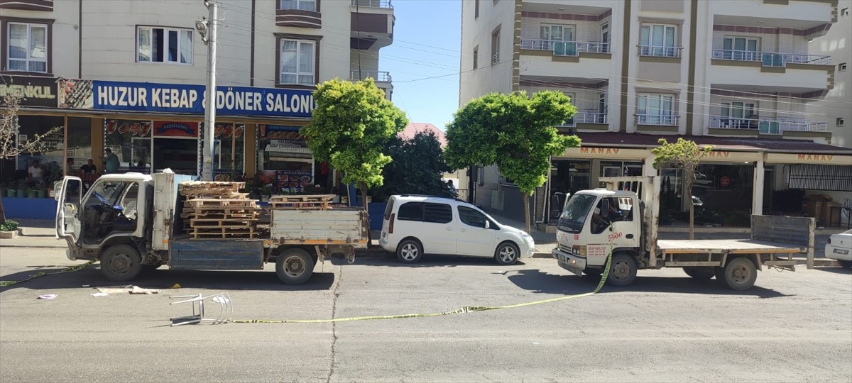 Gaziantep'in Şehitkamil ilçesinde çıkan kavgada bıçaklanan kişi hayatını kaybetti. Polis ekipleri...