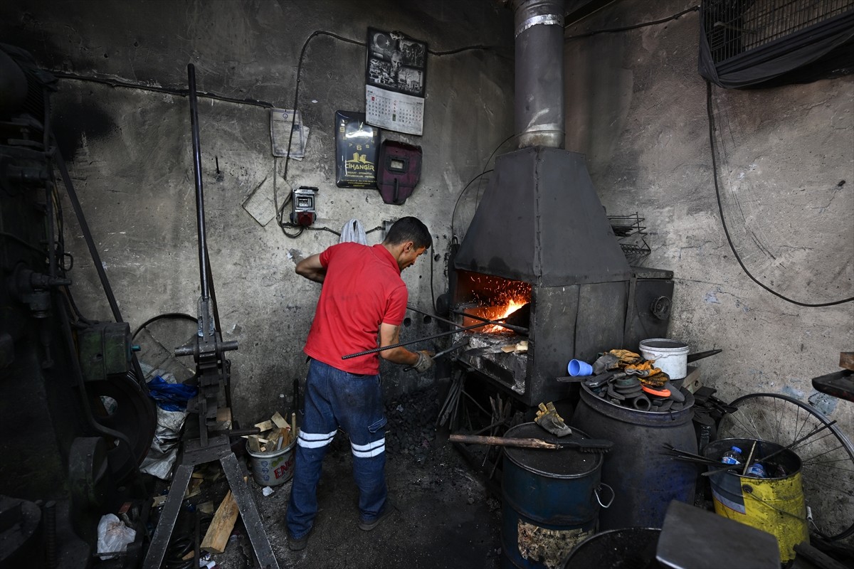 Gaziantep'te demirci ustaları, demir dövdükleri ocaklarını Kurban Bayramı'nda kelle ütülemek için...