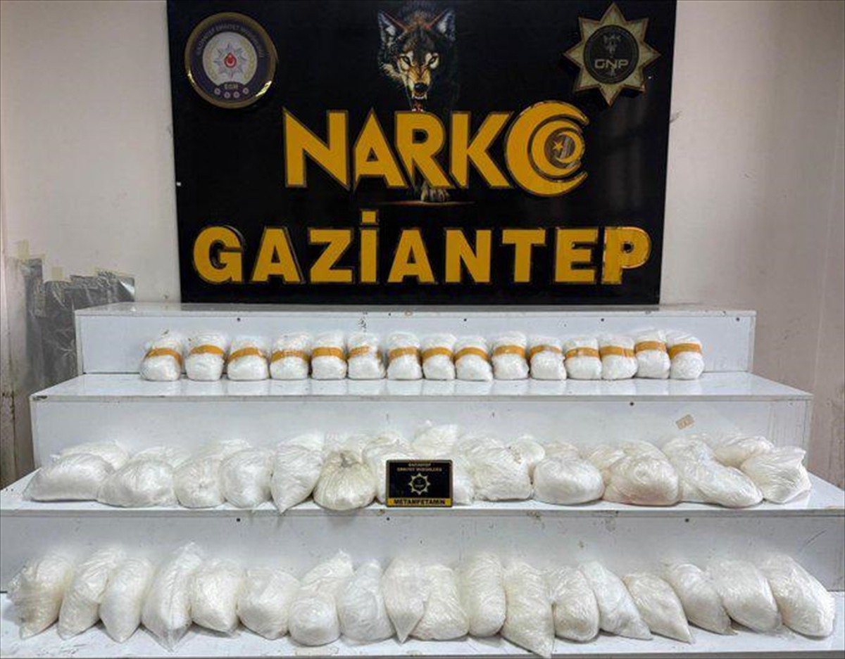 Gaziantep'te hafif ticari araçta 58 kilo 450 gram sentetik uyuşturucu ele geçirilmesine ilişkin 2...