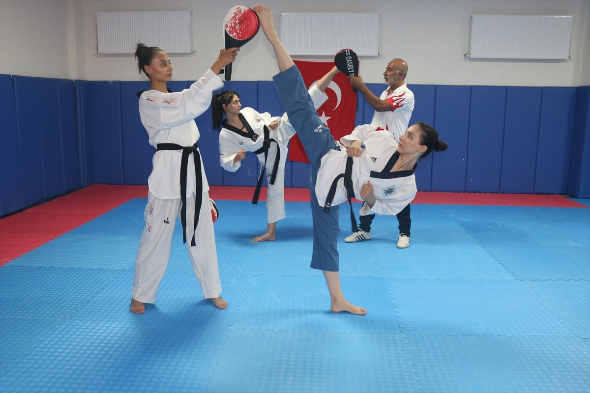 Gaziantep'te yaşayan 56 yaşındaki tekvando antrenörü Veysel Döşüçukur, kendisi gibi tekvandocu...