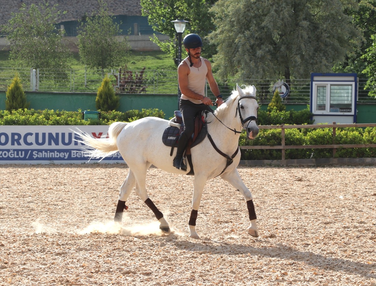Gaziantep'te yaşayan doktor Muhammet Emin Doğan, 11 yıl önce hobi olarak başladığı binicilikte...
