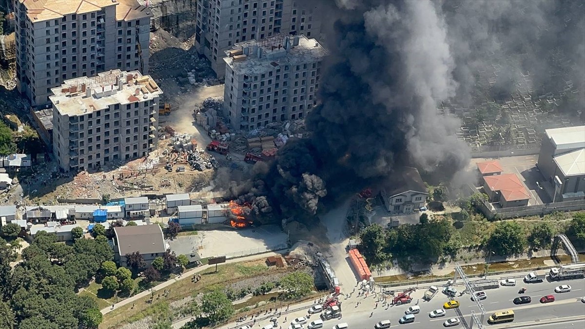 Gaziosmanpaşa'da, bir inşaatta işçilerin kaldığı 3 konteynerde çıkan yangın itfaiye ekiplerince...