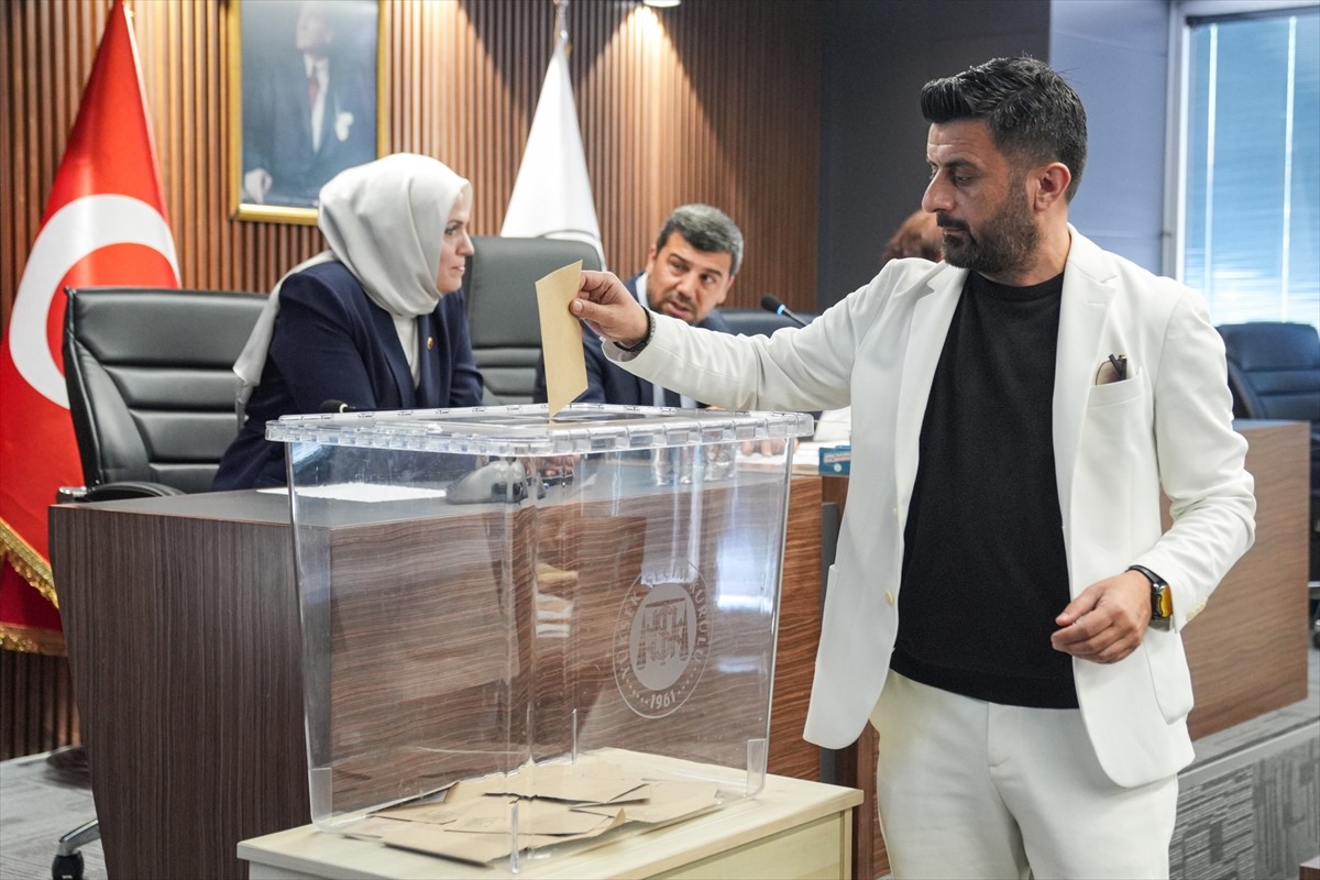 Gaziosmanpaşa Belediye Meclisinde, tutuklanan Belediye Başkanı Hakan Bahçetepe'nin görevden...