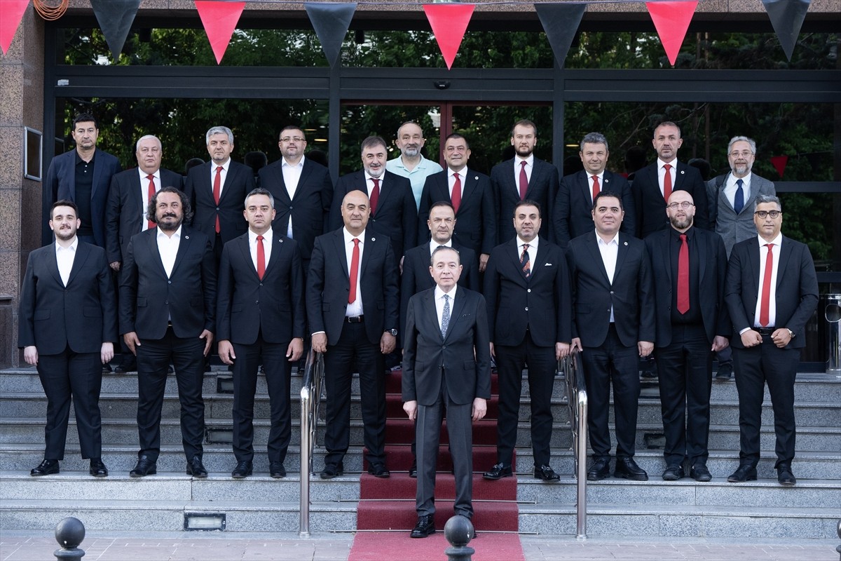 Gençlerbirliği Kulübünde yenilen başkanlığa seçilen Osman Sungur yönetiminde ilk toplantısını...