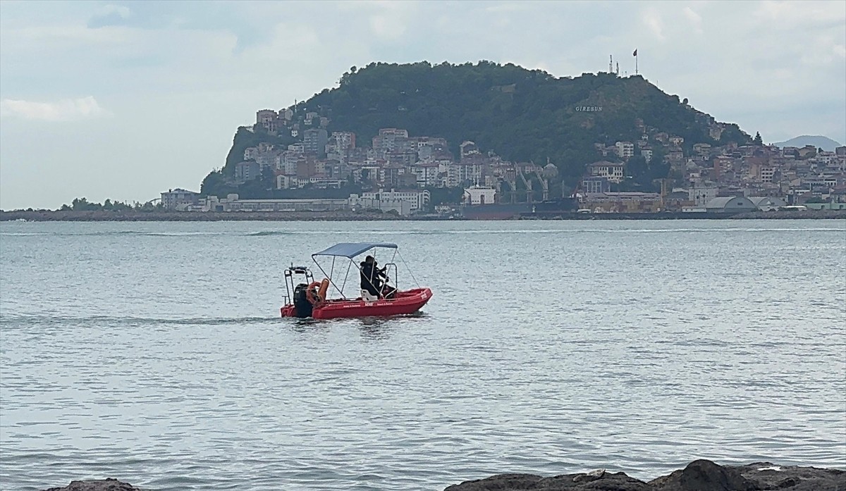 Giresun'da serinlemek için babasıyla girdiği denizde kaybolan 10 yaşındaki Toprak Derme'yi arama...