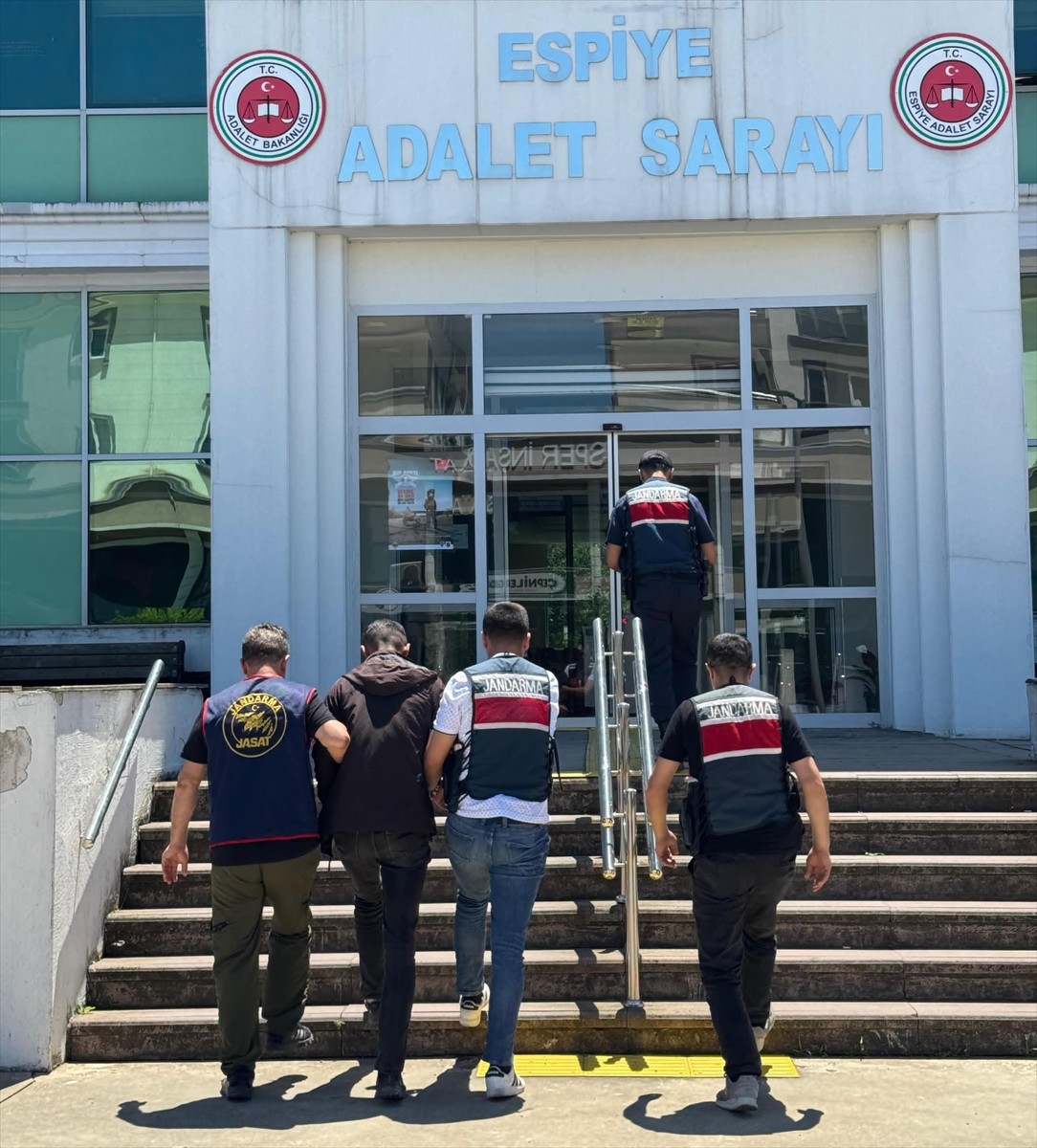 Giresun'un Espiye ilçesinde, "kasten öldürme" suçundan 22 yıl 59 ay hapis cezasıyla aranan hükümlü...