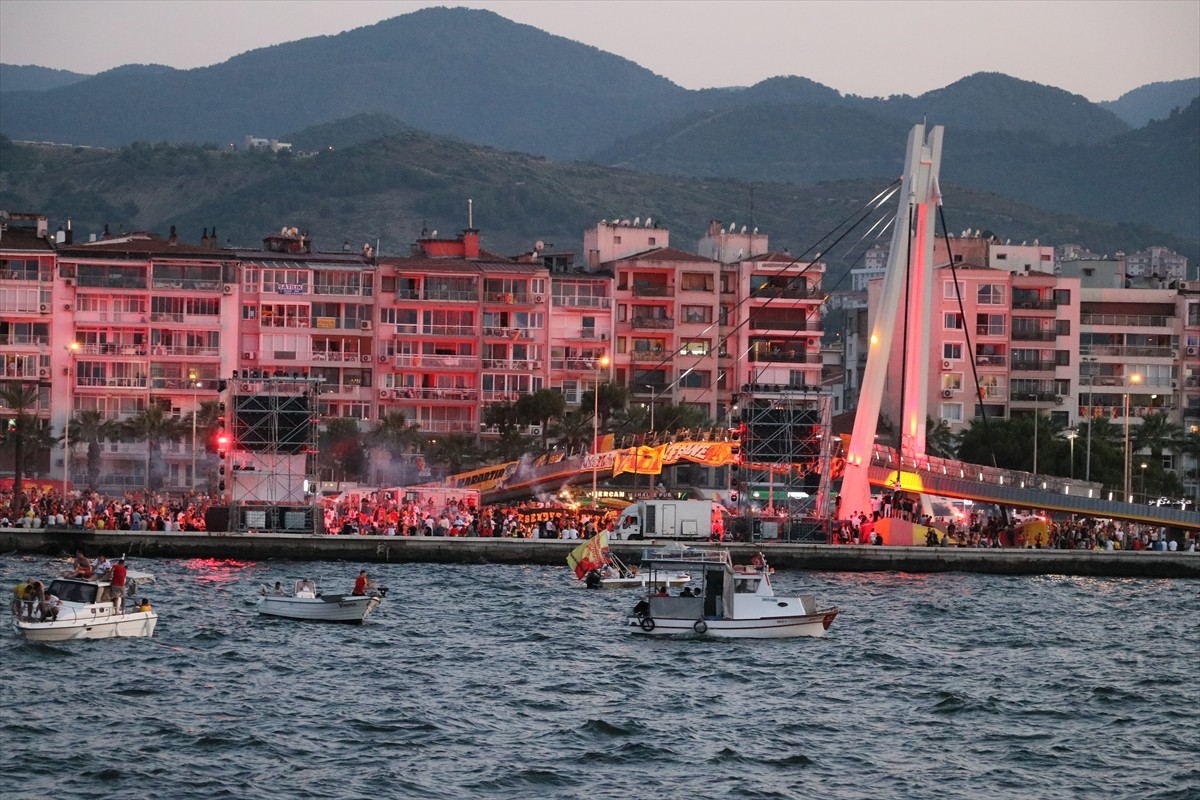 Göztepe Kulübünün 100. kuruluş yıl dönümü binlerce taraftarın katılımıyla kutlandı. Güzelyalı...