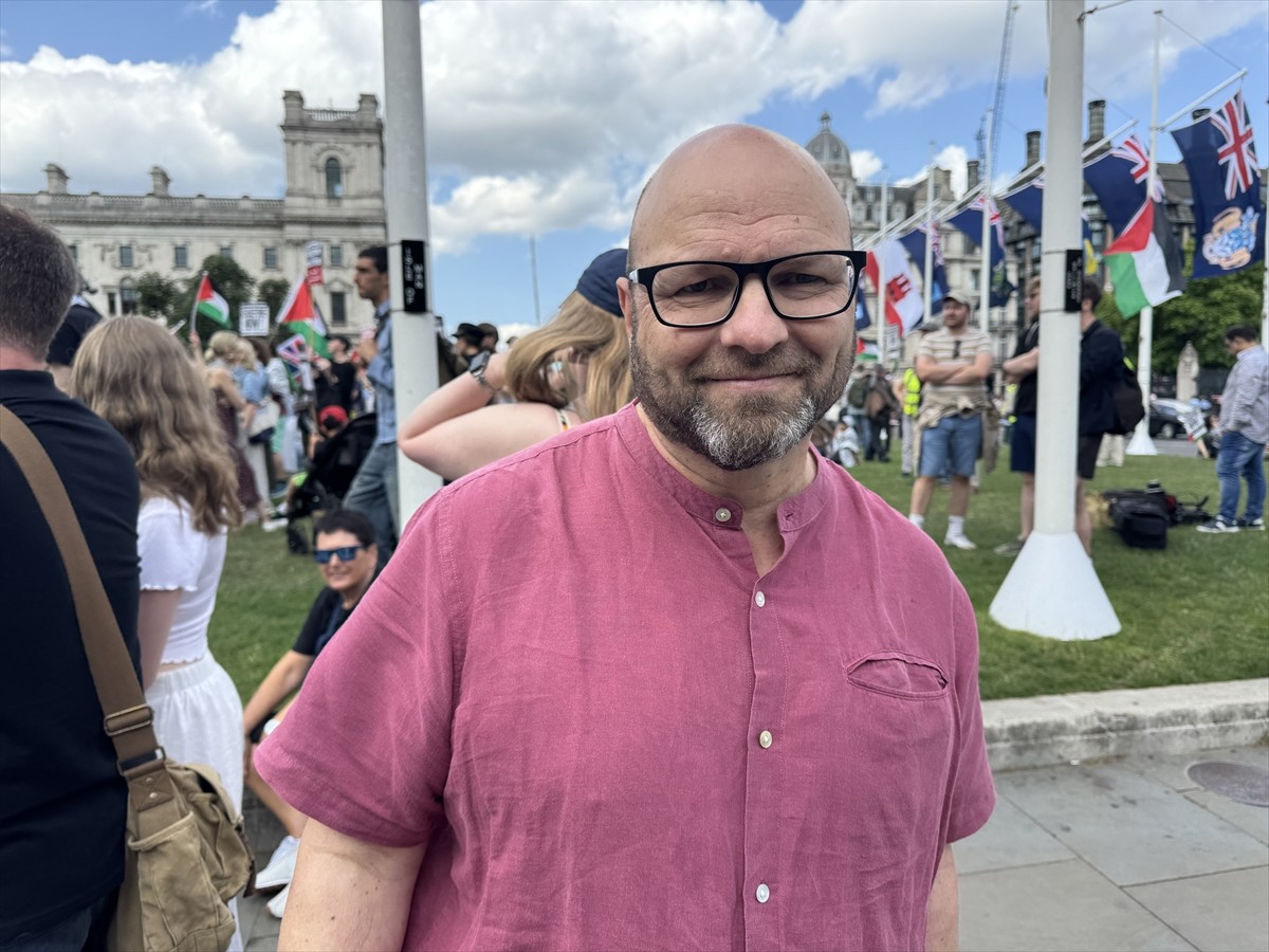 Güney Afrika'da ayrımcı apartheid rejiminin sona ermesinden sonra yapılan ilk seçimde Nelson...