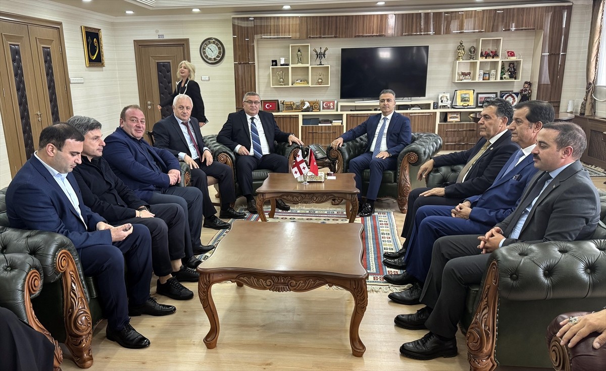 Gürcistan'ın Ahıska Bölge Valisi Zaal Gelashvili (sağda), Ardahan Valiliğini ziyaret etti.