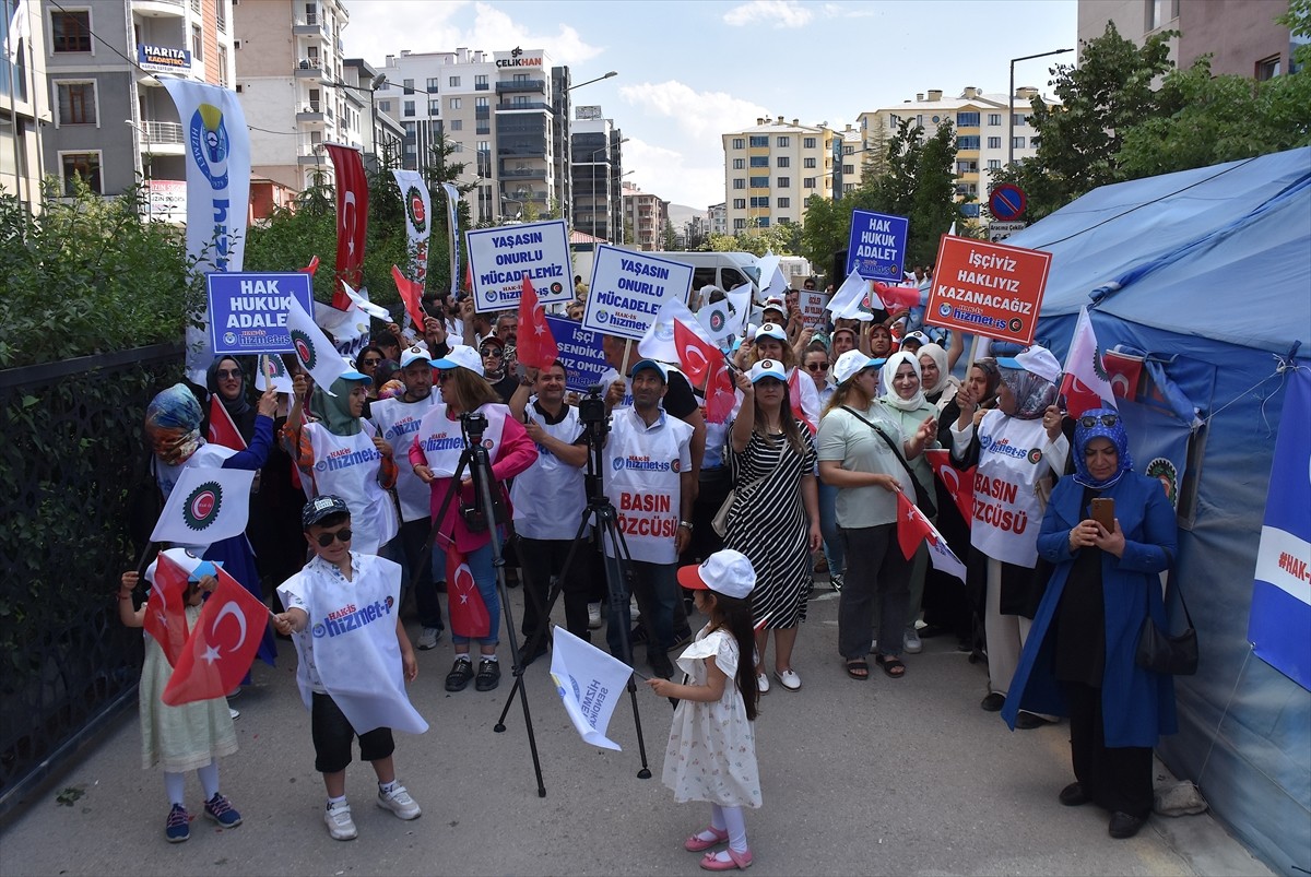 HAK-İŞ Genel Başkanı Mahmut Arslan, Van'da bazı belediyelerde görevlerine son verilen işçilere...