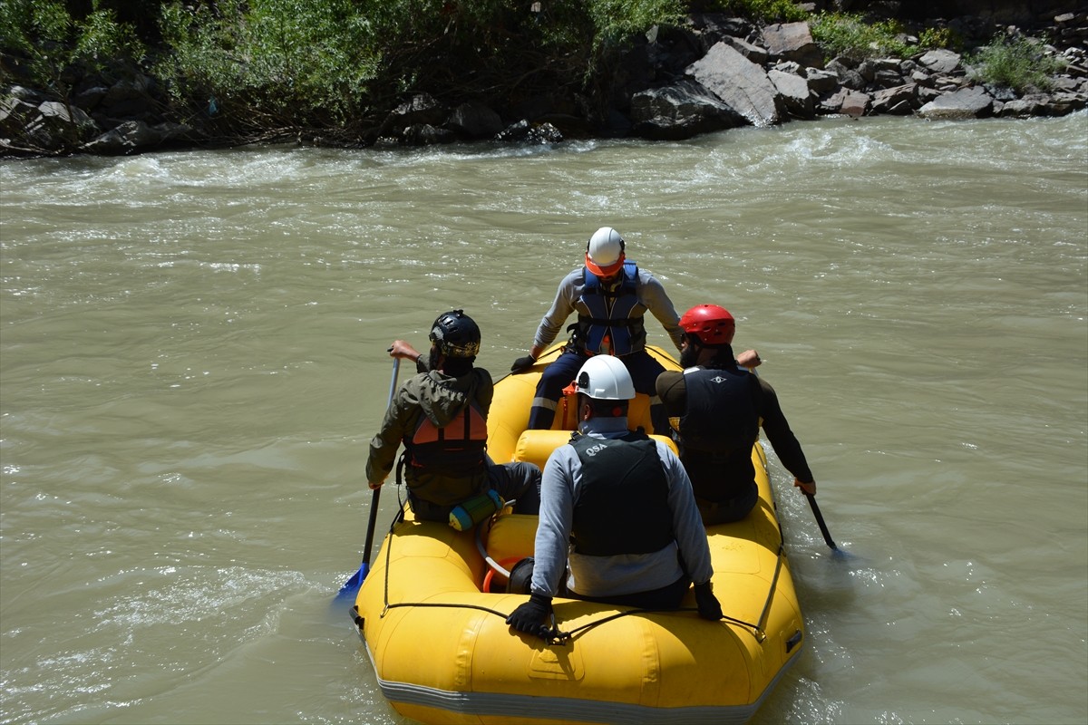 Hakkari'de Van Gölü Elektrik Dağıtım AŞ arıza ekipleri, bir mezrada meydana gelen elektrik...