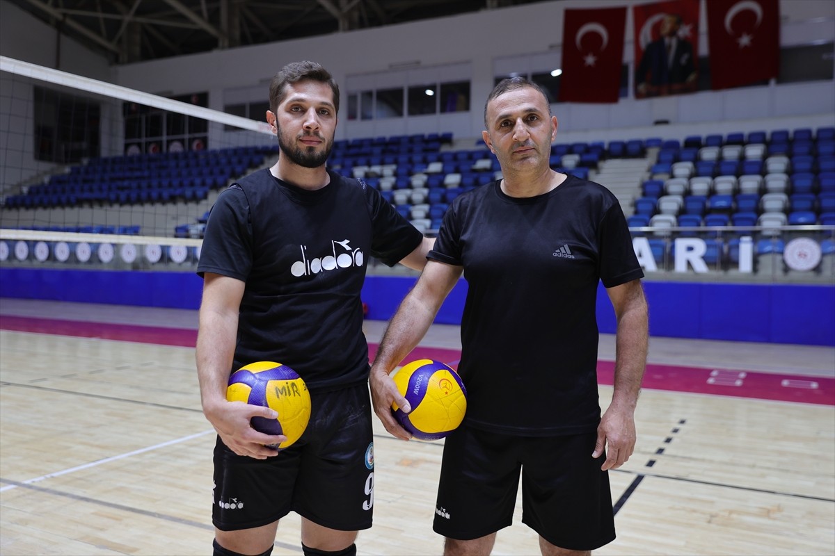 Hakkari'de voleybol antrenörü Fahri (sağda) ve smaçör oğlu Muhammet İnan Güldal (solda), Türkiye...