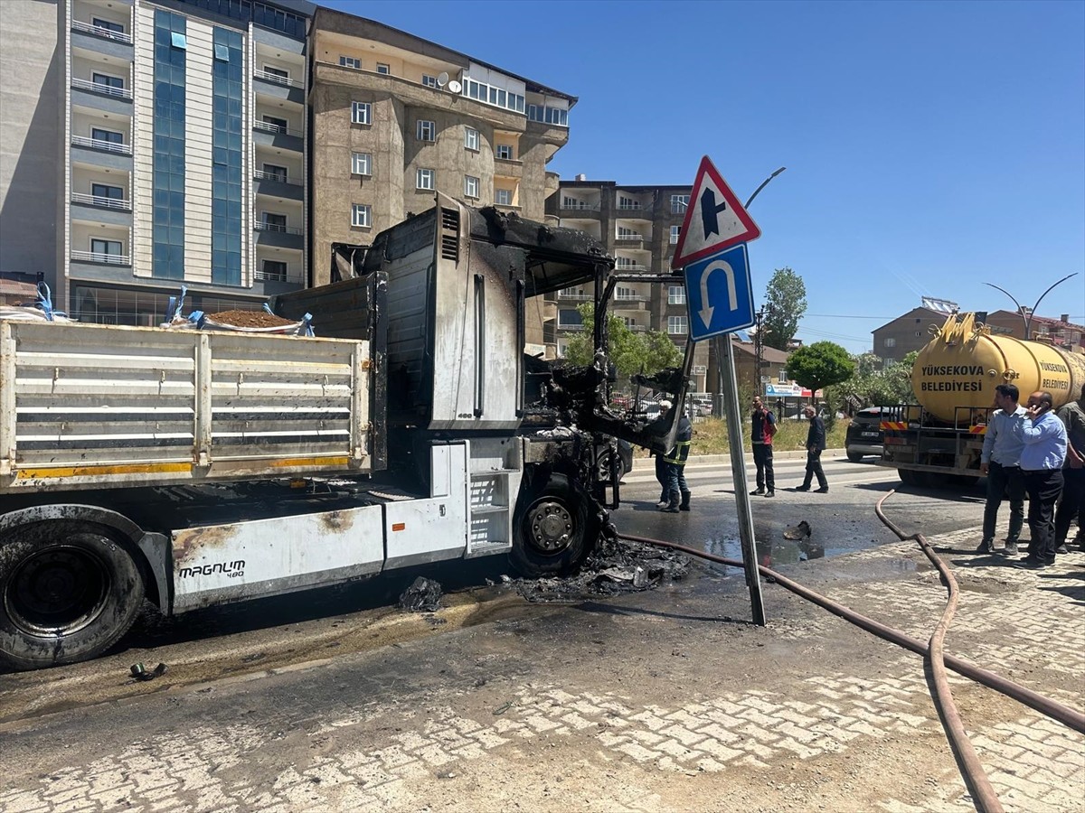 Hakkari'nin Yüksekova ilçesinde, tırın çekicisinde çıkan yangın söndürüldü.