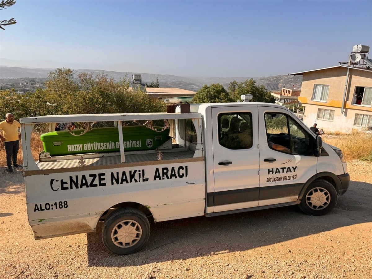 Hatay'ın Altınözü ilçesinde bir kişi tartıştığı kızını pompalı tüfekle öldürdü, eşini yaraladı....
