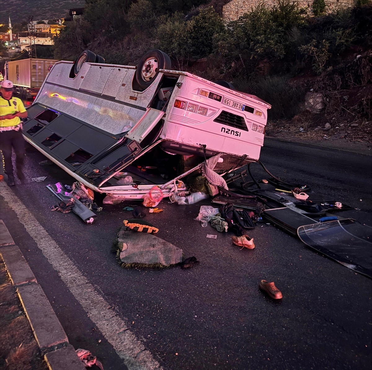 Hatay'ın Belen ilçesinde tarım işçilerini taşıyan midibüsün devrilmesi sonucu 25 kişi...