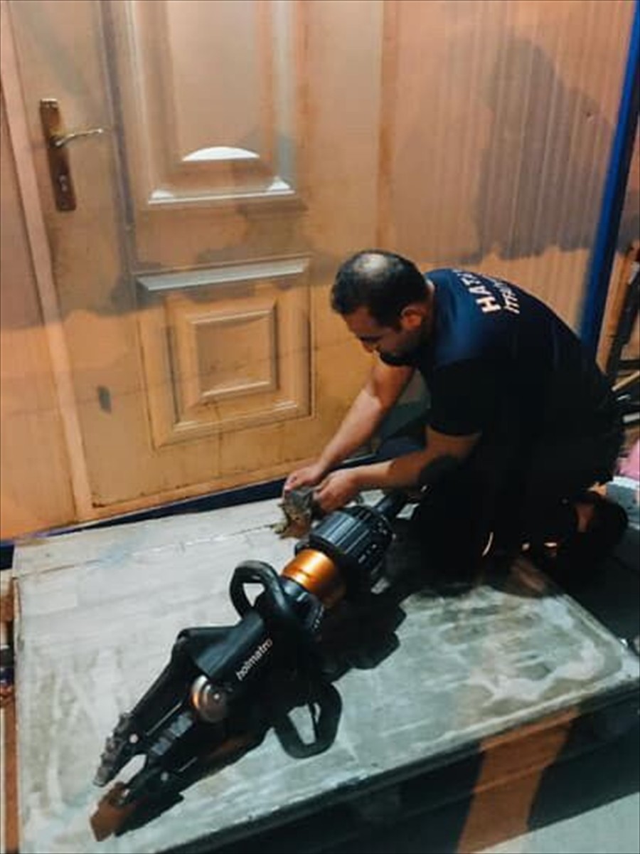 Hatay'ın İskenderun ilçesinde itfaiye ekibi, sıkıştığı konteynerden kurtarılan ancak kalbi duran...