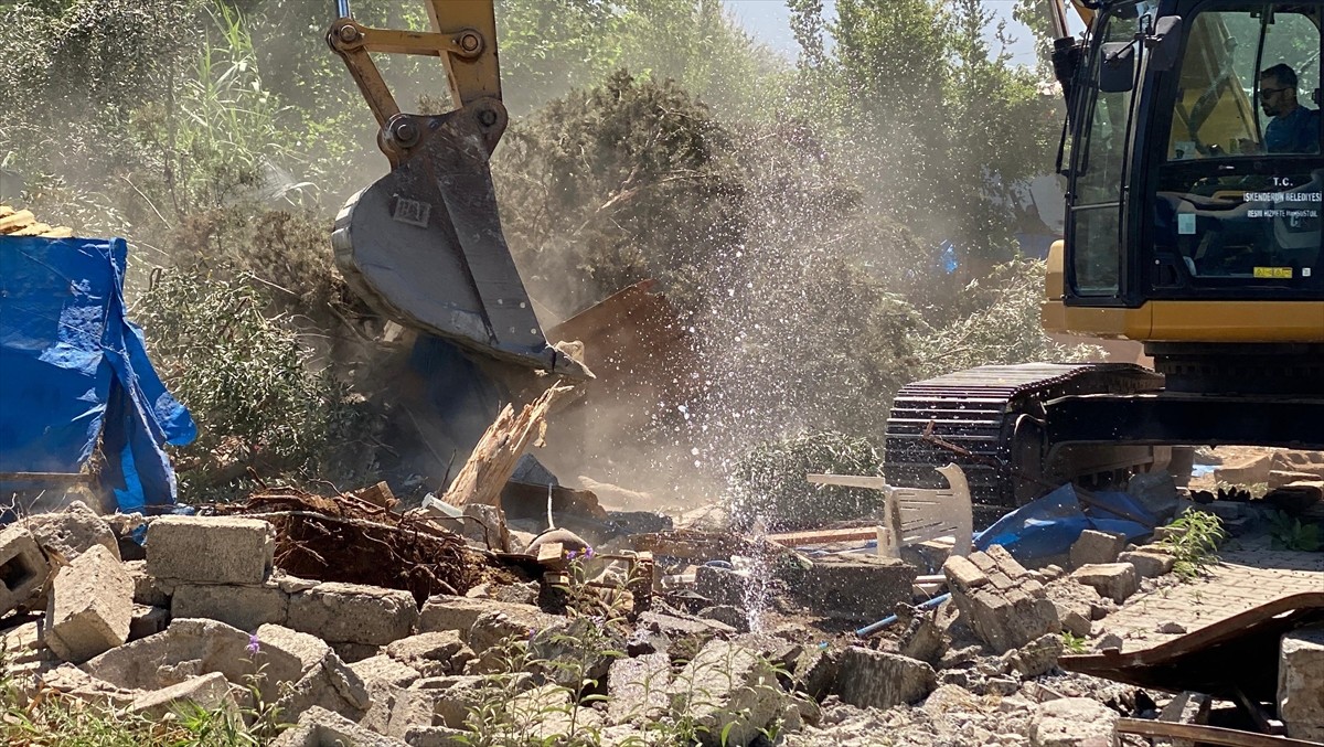 Hatay'ın İskenderun ilçesinde kamu arazisine kaçak inşa edilen evin yıkımı sırasında çıkan...