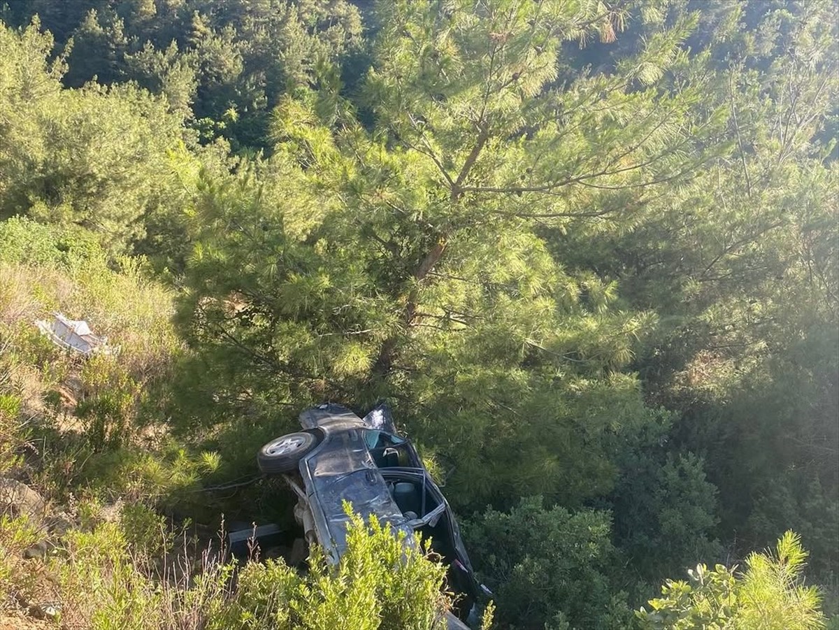 Hatay'ın merkez Antakya ilçesinde uçuruma devrilen otomobilin sürücüsü öldü, 2 kişi...