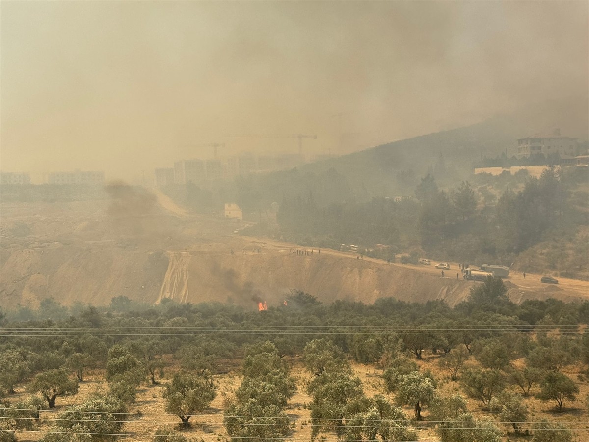 Hatay'ın merkez Antakya ilçesinde, yerleşim yerlerine yakın noktada çıkan orman yangınına havadan...