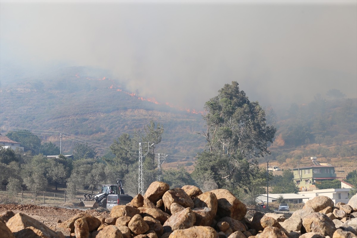 Hatay'ın merkez Antakya ilçesinde, yerleşim yerlerine yakın noktada çıkan orman yangınına havadan...