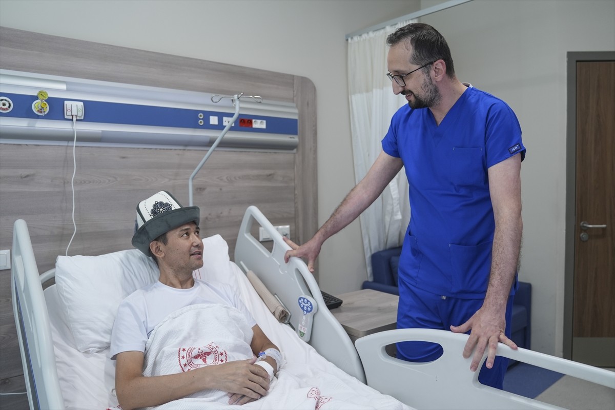 Hepatit B'ye bağlı karaciğer yetmezliği nedeniyle uzun süredir tedavi gören 40 yaşındaki Kırgız...