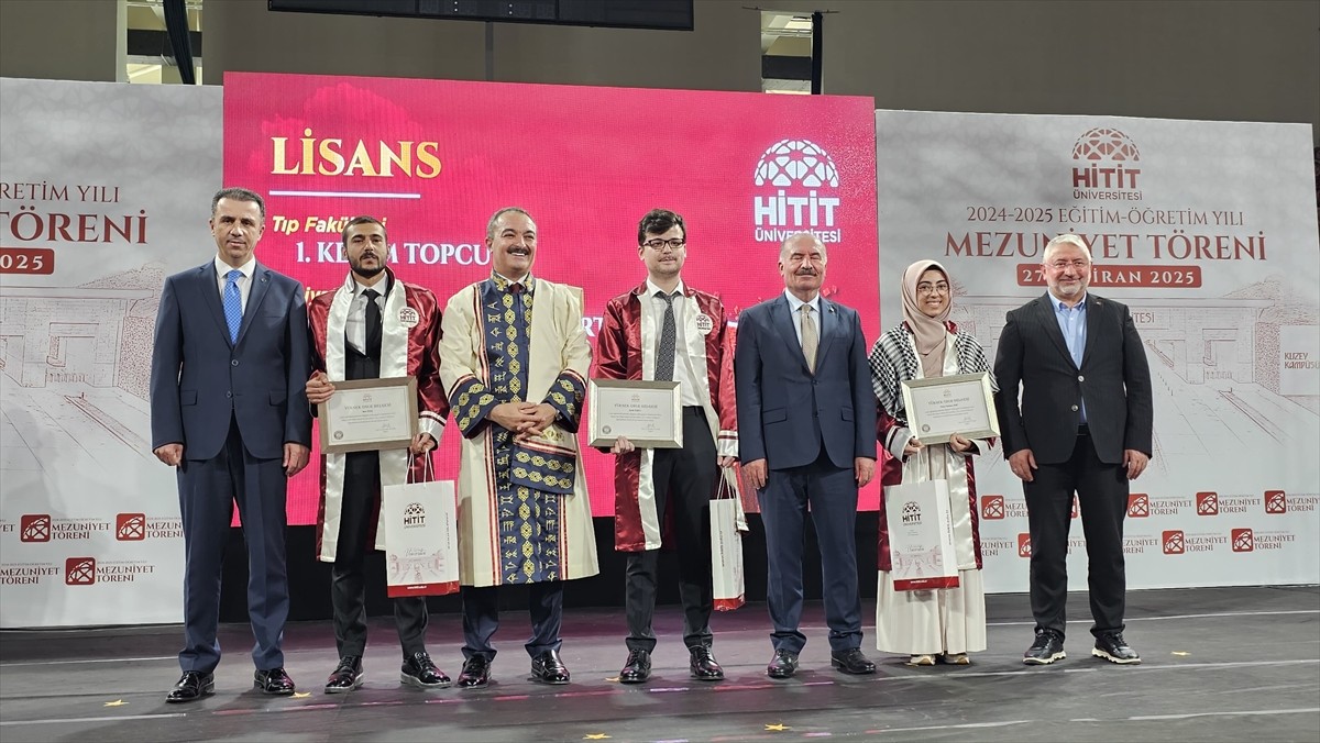 Hitit Üniversitesinde mezuniyet heyecanı yaşandı. 2024-2025 eğitim öğretim yılı mezuniyet töreni...